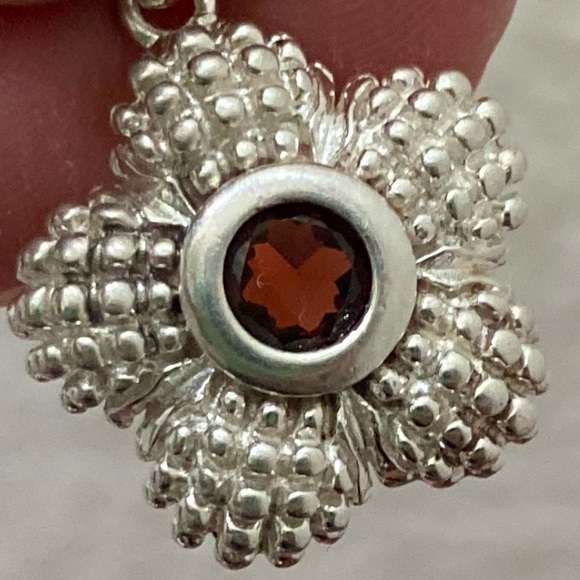 Vintage 925 Signed Sterling Silver Garnet Birthstone Flower Pendant 4g. - Picture 2 of 16